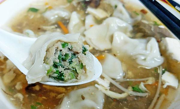 【三重美食】憶味餃子館-1顆只要4元!用餐時間大爆人潮的水餃店 【三重美食】憶味餃子館-1顆只要4元!用餐時間大爆人潮的水餃店