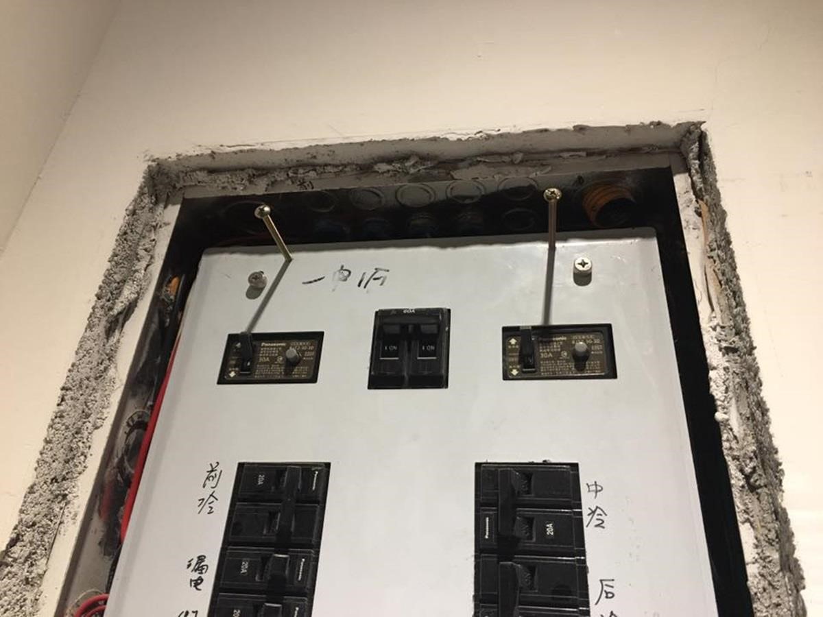 棧板的固定方式是，拆除掉原先的電箱蓋，保留固定螺絲，再於棧板後加裝有凹槽的鐵片來勾住螺絲頭。