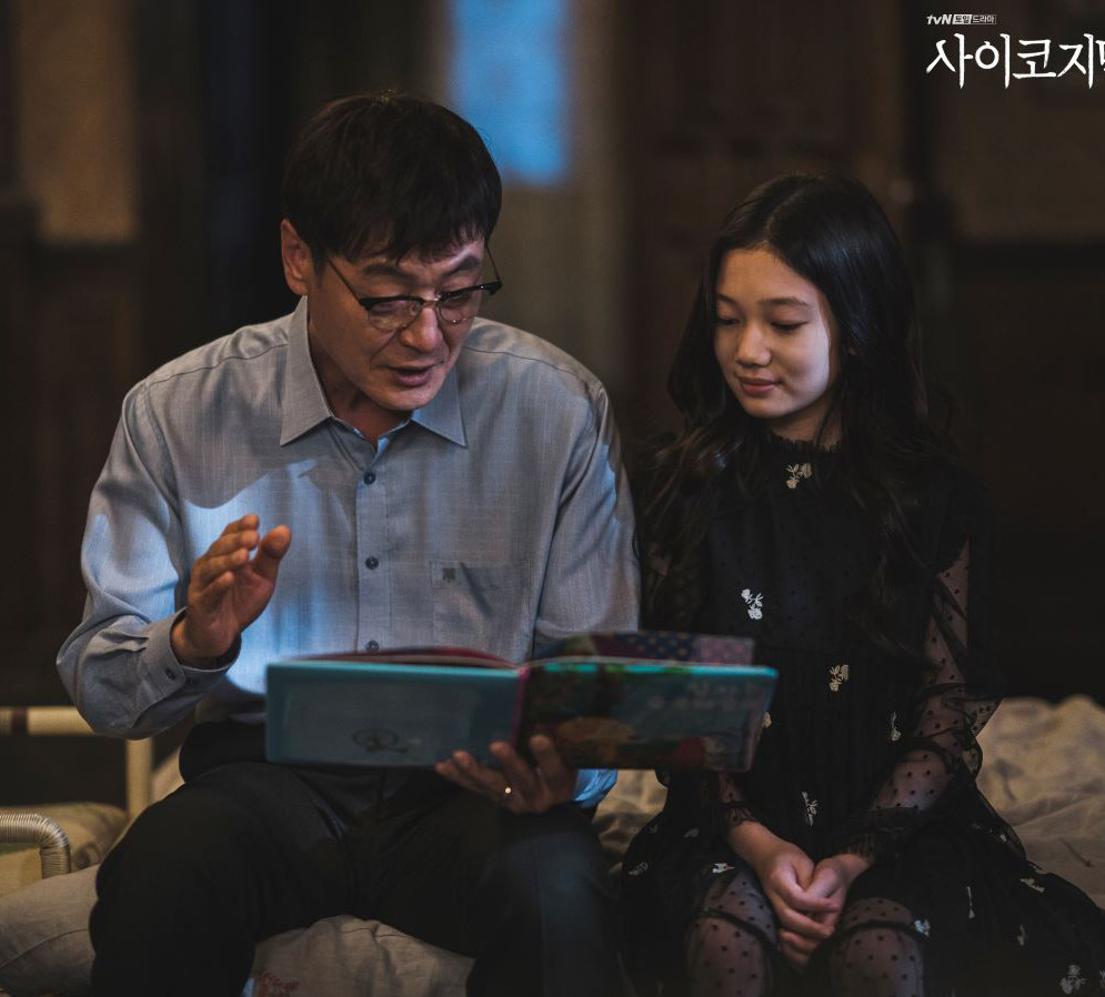 《雖然是精神病但沒關係》身世謎題推測1：《薔花紅蓮》暗示文英被「繼母」迫害