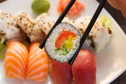 Ternyata, Ini 3 Perbedaan Cara Memakai Sumpit dari Korea, Jepang, dan China yang Belum Kita Tahu