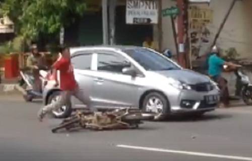 Video: Bocah ngebut, jatuh terus ngamuk di tengah jalan