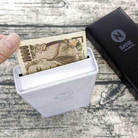 話題の お札が入る貯金箱 も 100均のシンプル貯金箱