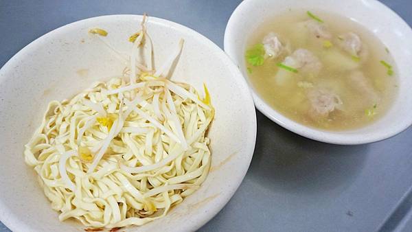 【基隆美食】長腳麵食-中午用餐時間，從店內排到店外的超人氣排隊小吃店