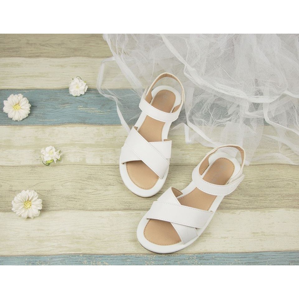 《富發牌》1ML142 戶外女孩兒魔鬼氈涼鞋規格：［黑，白/23，24，25，26］官網$399❌❌❌// 商 品 材 質 //------------------------鞋面 / PU/布中底 / PU/EVA 發泡外底 / 橡膠產地 / 台灣Hello~下單前，請先到賣場介紹詳讀，謝謝您即日起單筆滿$500，即贈送［富發牌限量復古袋1個］數量有限，送完為止富發牌鞋子都是現貨唷，出貨會私訊通知唷每個鞋款都會有尺寸表，麻煩拿紙、尺、筆量腳長對照尺寸表，再選擇尺寸呦☺️賣場特價商品，恕不退換下標時請備註尺寸，謝謝您付款方式：轉帳、超商取貨付款出貨時間：富發牌鞋子現貨商品，1-2天內會寄出，寄出商品會私訊通知您 (不含假日、國定假日) 出貨方式：超商取貨 運費計算：如需賣家宅配，下單前請先使用聊聊詢問運費，視商品大小、重量及寄送地區酌收運費唷！⛔️如需更換尺寸請自行負擔來回運費唷有任何問題，都歡迎私訊聊唷 ㊗️各位購買愉快～ 謝謝大家喜愛富發牌