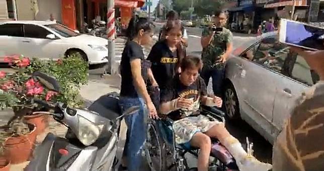 遭押走打斷手腳丟包　吳小哲露面：現在生活像廢人一樣