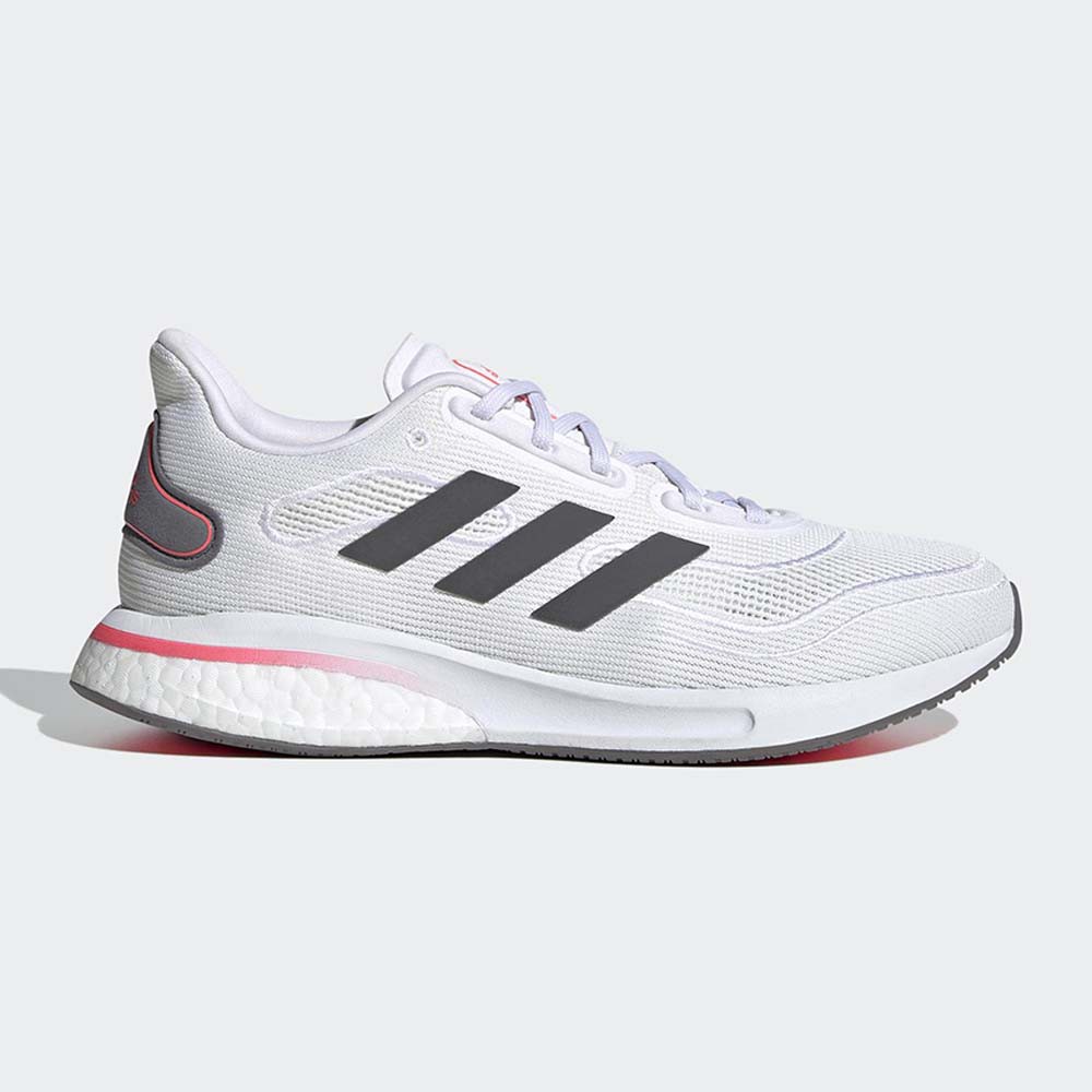 SUPERNOVA 跑鞋含網材鞋面的跑步鞋這款adidas跑步鞋，力求伴你活力開跑，實現目標。搭載Bounce和Boost技術，旨在為步伐添活力，助力舒適體驗。常規型剪裁系帶設計網材鞋面穿著舒適方便的