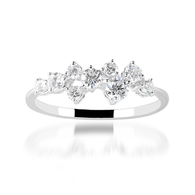 像是童話故事裡，小王子為小公主編織的花圈頭冠，以最純真的心，期待愛情的萌芽茁壯。商品資訊：材質：14K白金主鑽：0.40cts※請注意，線戒為無法修改指圍之產品，購買前請務必先確定指圍，再下單訂作※價