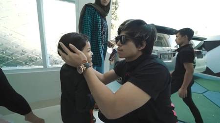 Harus Berpisah Intip 9 Momen Manis Aurel Antar Keberangkatan Dan Cium Tangan Atta Halilintar