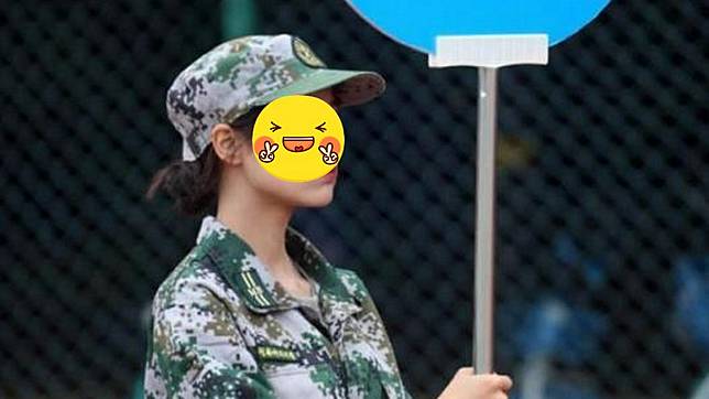 有1名大陸正妹日前軍訓時間，被捕捉美照後PO網爆紅。圖／翻攝自新浪網