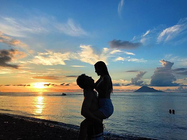 75+ Gambar Pacaran Romantis Di Pantai Terbaik