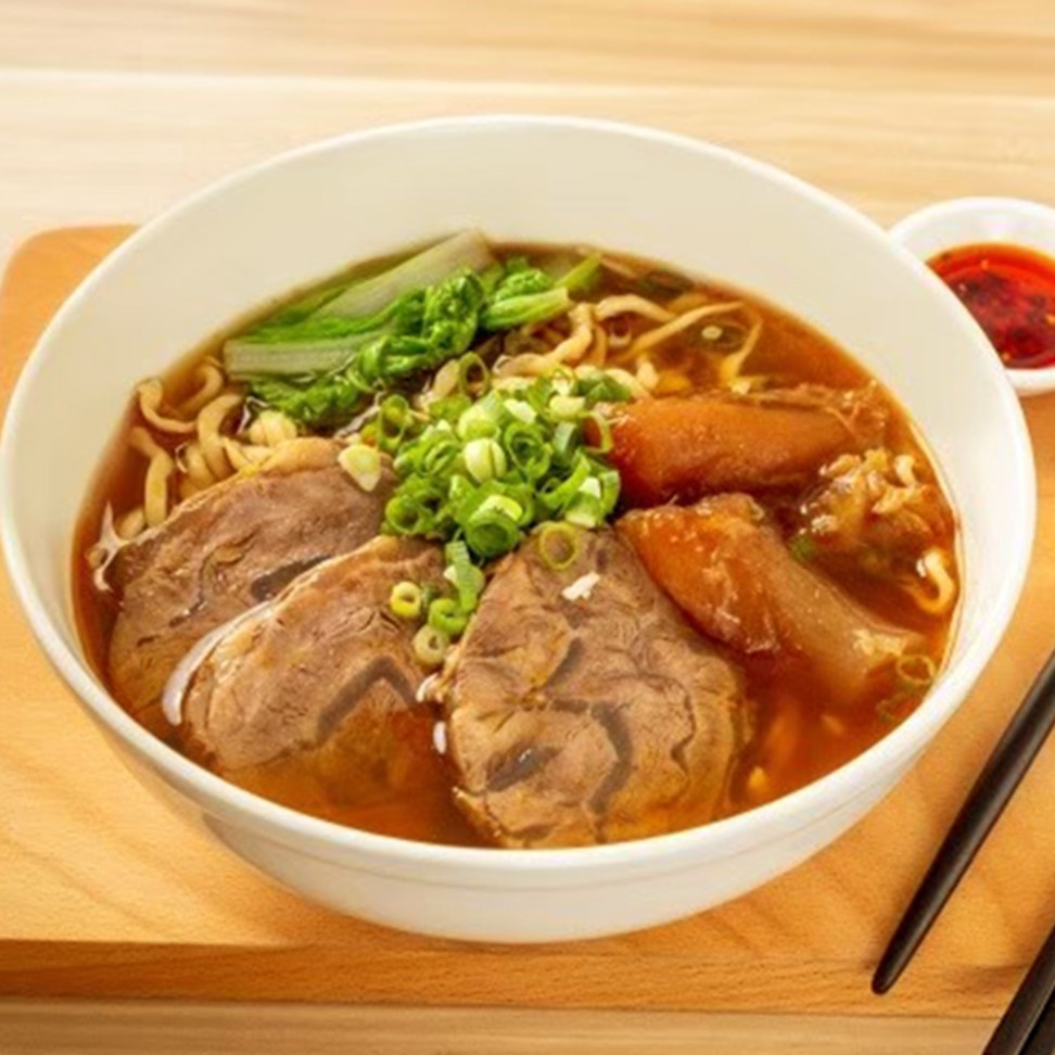 牛肉湯3包+麵3包+秘製手抄麻辣包(花椒風味)3包商品介紹小食鮮商號的產品，皆著重於採用新鮮現做的飲食概念在烹調道地的原汁紅燒牛肉湯，它必須在端上桌前就聞到濃濃的牛脂香其中還夾雜著純釀醬油香、芝麻香及