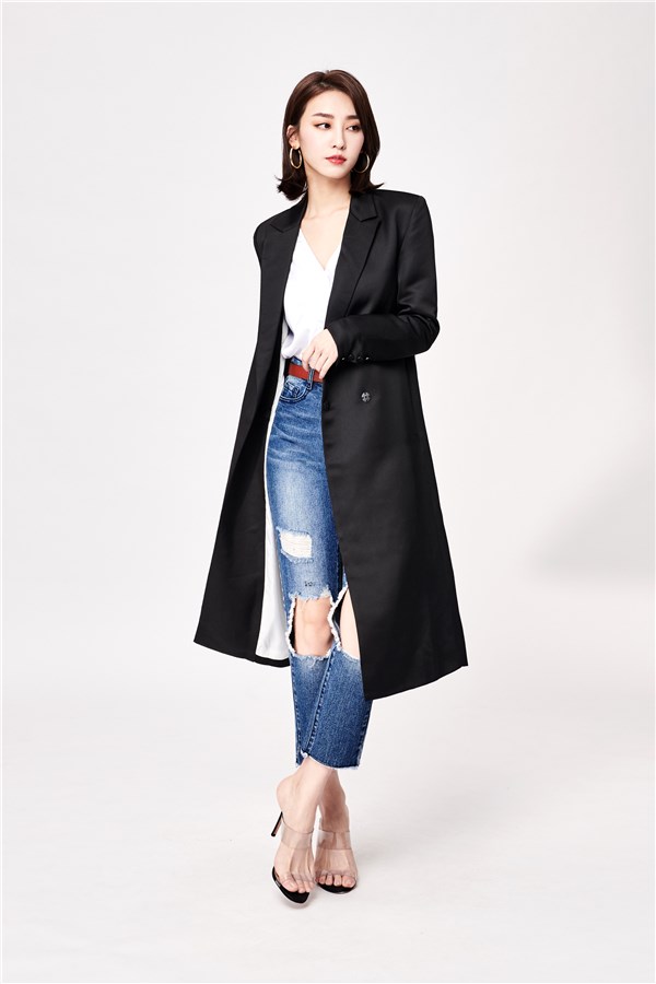 長袖外套；長版；附口袋；腰身剪裁；正面單釦設計；袖口處四排釦設計；無彈性。