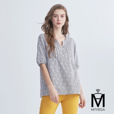 珍珠水鑽釦 華麗典雅 泡泡袖設計 增添可愛氣息 胸前抓摺 線條更立體有型 貨號026-11342-71