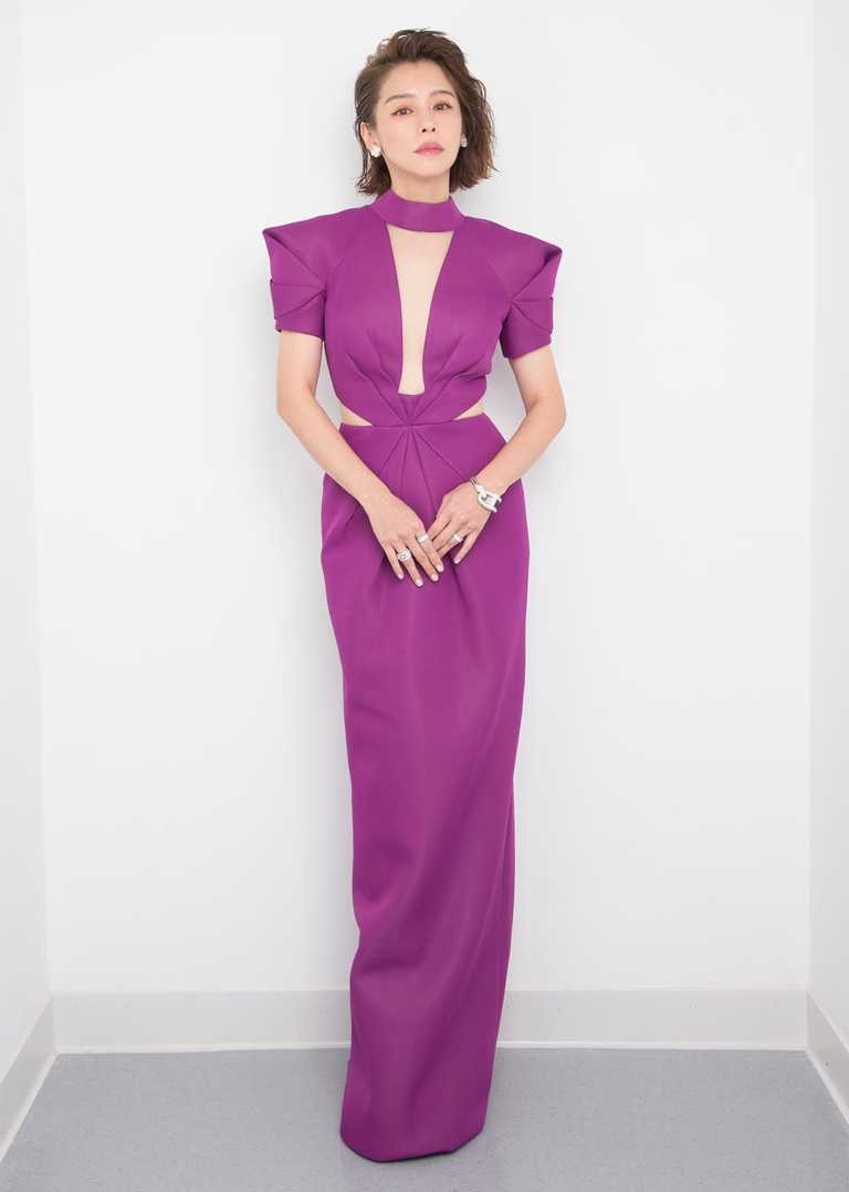 擔任金曲31頒獎嘉賓的徐若瑄，佩戴總價約875萬元的梵克雅寶頂級珠寶登上紅毯，展現女神風采。（圖╱Van Cleef & Arpels提供）