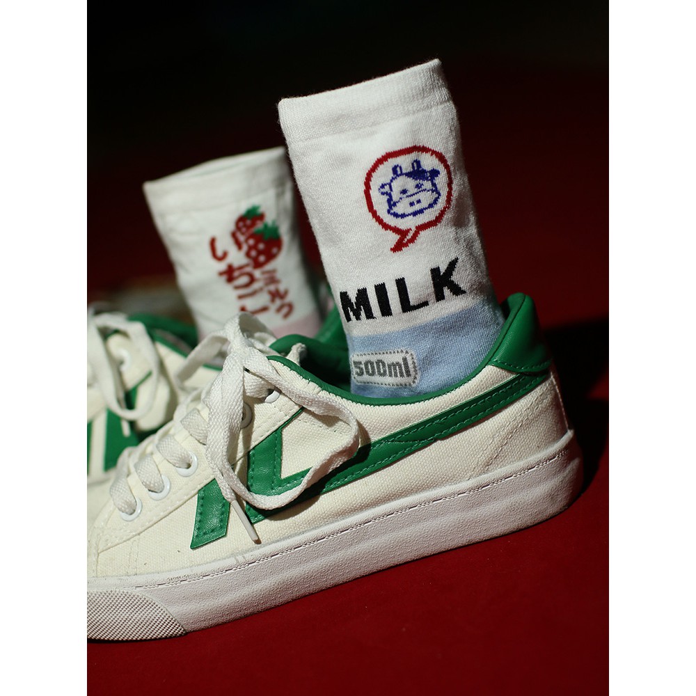 全棉撞色提花中筒襪 200針工藝 材質：優質棉+特級萊卡 品牌：柳惠珠 是否現貨：現貨 包裝方式：單雙吊卡包裝 顏色參照選項標註，均為本店實物拍攝 碎碎念 襪子工藝的不同，有些款式會有個別線頭 由於色