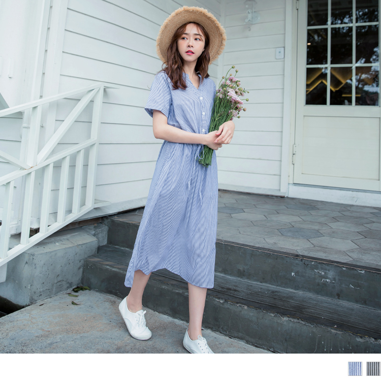 版型偏大 請依照個人喜愛的舒適度購買 [ 高含棉量．高透氣度．乾爽舒適不悶熱 ! ] 兼具休閒及知性感的條紋設計， 腰部可調整式抽繩，更符合個人穿著需求， 拉出腰身展現纖細的視覺比例 ~ 半開襟的排釦