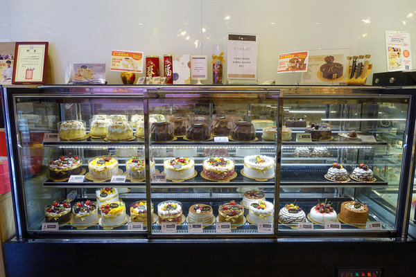 大安區甜點店艾斯特烘焙Erste Patisserie 4週年慶優惠，用銅板價品嚐世界西點冠軍師傅甜點，使用三倍券優惠更超值