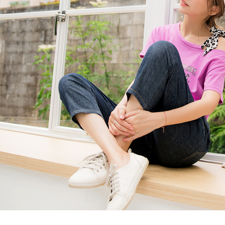 選用高含棉輕薄牛仔布料，在夏天穿著也不悶熱 全腰頭鬆緊穿脫方便適合各身型的女孩 腹部剪接線細節修飾小腹更有修身效果 兩側口袋設計懶人穿搭必備 九分哈倫牛仔褲露出最纖細的腳脖子拉長腿部比例 ******