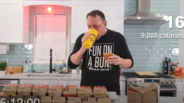 美國大食怪吃漢堡愛配溫開水，38分鐘完食32顆大麥克