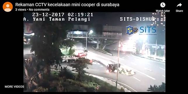 rekaman CCTV mini cooper seruduk pikap. ©2017 Merdeka.com
