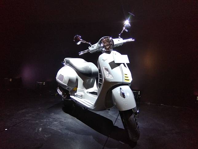 860 Gambar Kartun Romantis Naik Vespa Gratis