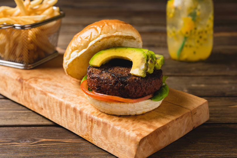 「摩登漢堡」中以豆類製作而成的蔬食漢堡肉排，顛覆你對漢堡的想像。（圖／台北中山意舍酒店）