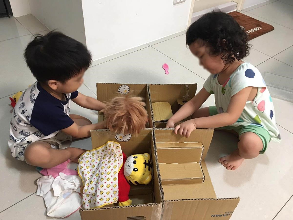 為了家中兩個小寶貝，網友胡欣欣還自己手作娃娃屋，讓孩子玩得不亦樂乎。