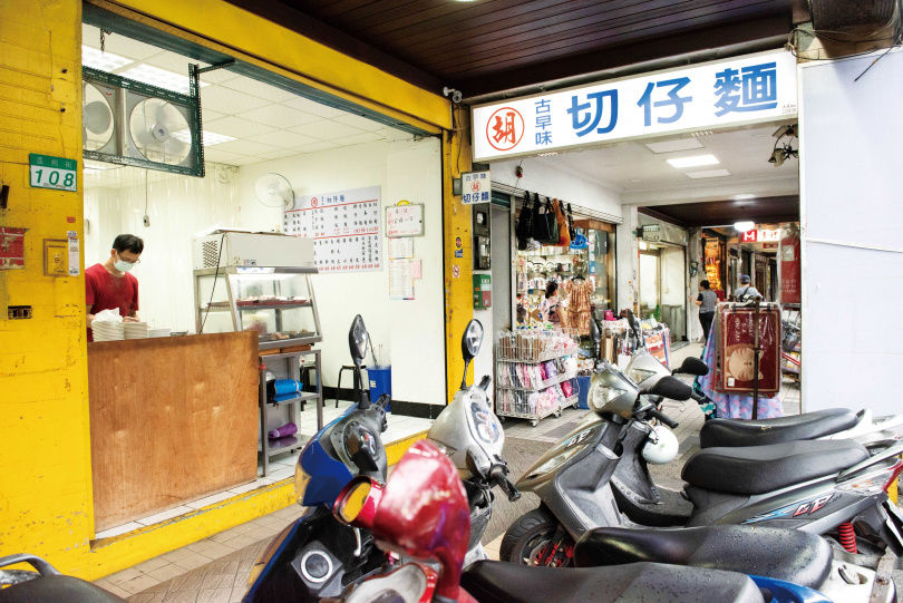 能在萬華小吃百家爭鳴的廣州街上占有一席之地，「胡切仔麵」靠的是自家手製的堅持。（圖／張祐銘攝）