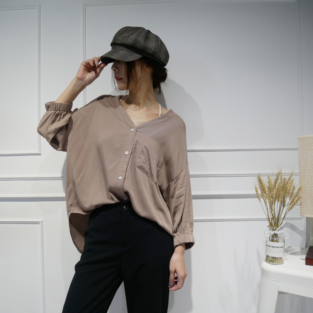 COLOR : 白色 / 灰色 / 咖啡色尺碼：F 領寬：17 / 肩寬：59 / 胸寬：60 / 下擺：60前全長：64/ 後全長：72 / 手臂：22袖口：13 / 袖長：28 / 彈性：x /