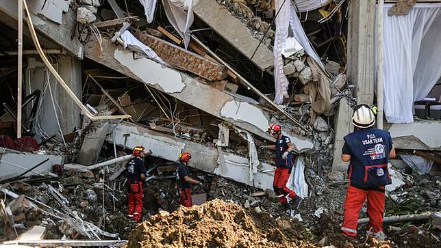 Aksi Relawan Prancis Cari Korban Gempa dan Tsunami Palu