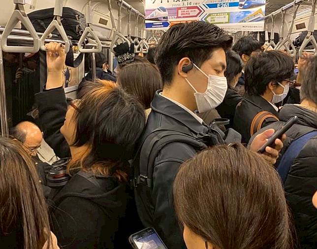 仍然很多人在公共場合密閉空間不戴口罩