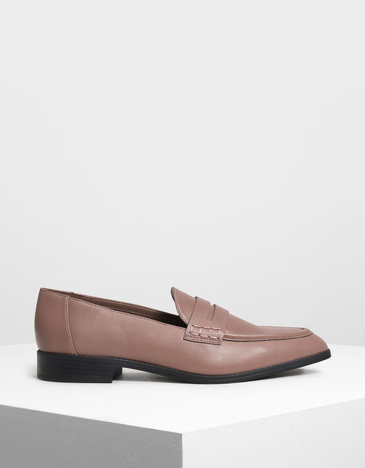 V領襯衫加上高腰格紋褲，同時擁有率性與知性風格。