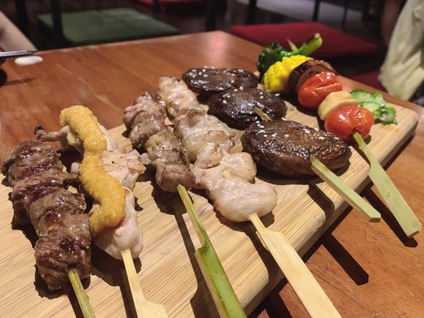 「花蓮旅遊」花蓮租車三天二夜輕旅行自駕遊，盛夏消暑追鯨趣-花蓮永宬租車，老時光燒肉酒肴，欣欣麵館不是麵店，小花公寓民宿與窩WOW青年旅館直擊分享