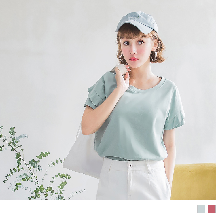 使用含棉量高的材質打造出具有舒適且讓肌膚透氣的好觸感~ 在飽和色調的底色面設計剪邊的層次袖， 使單調的版型多了一點時髦的味道! 出門隨手拉一件牛仔褲搭都率性且有型~ *****************