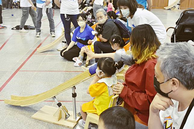 所有人都認真注視滾球落下的瞬間。(圖／心路基金會新竹分會提供)
