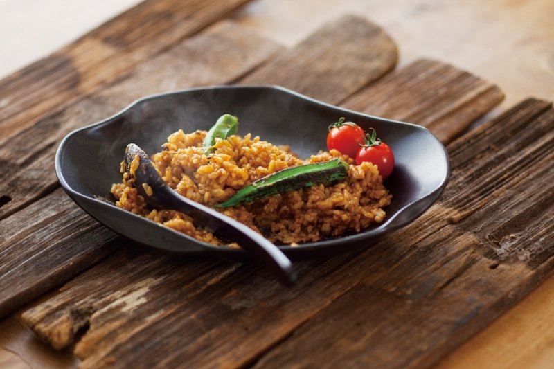 一人份剛剛好料理！ 簡單弄個咖哩炒飯 或是吃膩澱粉類 只想單吃多汁手工漢堡排 單入販售 省去品牌盒子的繁複包裝 輕便安全包裝把盤子完好無缺的送給您 把盤子放入冷凍/冷藏 再拿出來裝甜點 更可以延長食物