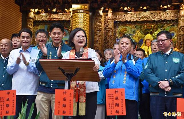 蔡英文總統(中)中壢慈惠堂參香祈福，呼籲支持者若覺得台灣有進步，就請支持民進黨總統、副總統候選人賴清德與蕭美琴。(記者李容萍攝)