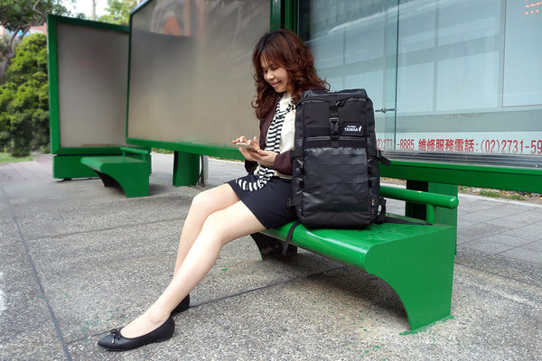 開箱-bagrun都會玩家瞬開翻蓋後背包，通勤後背包推薦，旅行輕便背包，一秒瞬開磁扣的輕量防水後背包，輕旅行多功能收納後背包