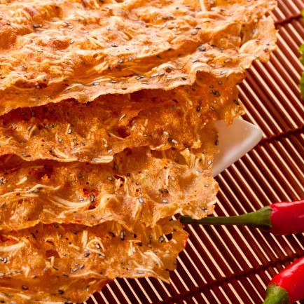 ☛黃金香肉乾熱門推薦首選！新鮮櫻花蝦以熱風乾燥製成，將櫻花蝦原有的美麗粉紅色澤，融入薄如蟬翼的豬肉切片，香酥薄脆的口感與充滿層次的香氣同時在嘴裡釋放，呈現完美絕妙的細緻滋味。【黃金香肉乾 專營 肉乾 