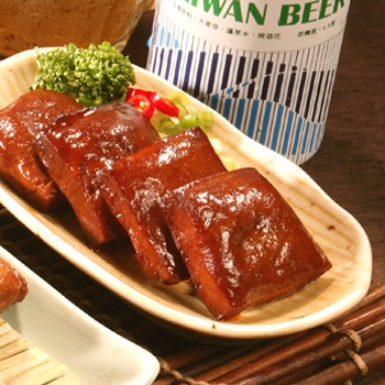 【商品特色】採用獨家醬汁滷製，豆干要先浸在滷湯內，滷上數個小時才能入味，豆干內包裹著滷汁搭配鬆軟的口感，讓人愛不釋手，想要一塊接著一塊。【商品規格】內容物/規格：淨重:270公克(約12個)保存期限：