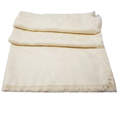 輕柔細膩，質感絕佳 微閃設計別具風情 超大尺吋，可當披肩 / 圍巾