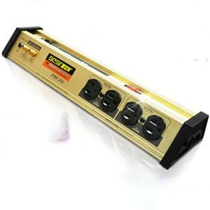 ●八孔UL防火美式插座。●獨家不導電全鋁合金機身。●高纖防火PVC端蓋。●分離式可繞性大線徑電纜。●3組獨立LC濾波迴路。●超載自動斷路保護機制(手復式)●USB充電座(支援Apple產品) ●特設兩