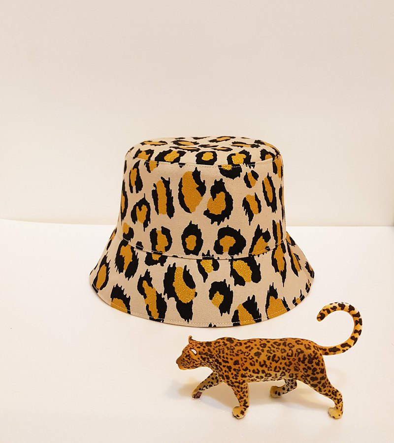 ★日本進口花布。豹紋中心鑲嵌金色亮粉，讓帽子的質感更加與眾不同。 ★覺得豹紋看起來太成熟？不好駕馭？可以先從豹紋配飾入手，例如手環、鞋子、包包，或是一頂豹紋漁夫帽。 ★搭配合身牛仔洋裝，或白T與黑色窄