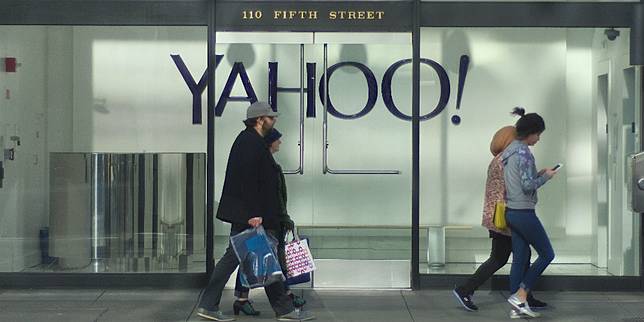 Warga melintas di depan kantor Yahoo (Shutterstock.com)