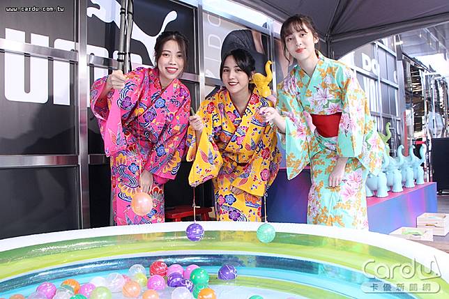 穿上沖繩琉服或日本浴衣盡情拍照打卡，大玩釣水球、打彈珠大賽、套圈圈洗版IG版面(圖/新光三越　提供)