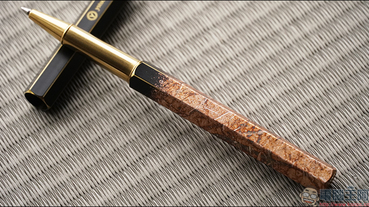 物外雲龍箔鋼珠筆 開箱動手玩：物外設計攜手日本京都百年品牌《楽芸工房》，極致工藝打造稀珍雲龍箔的絢爛紋理