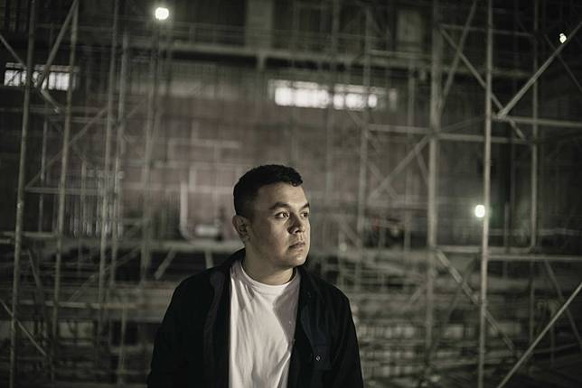 Tulus Rilis Video Klip Langit Abu Abu Versi Acapella Yang Super Beda Lihat Keunikannya Di Sini Teen Co Id Line Today