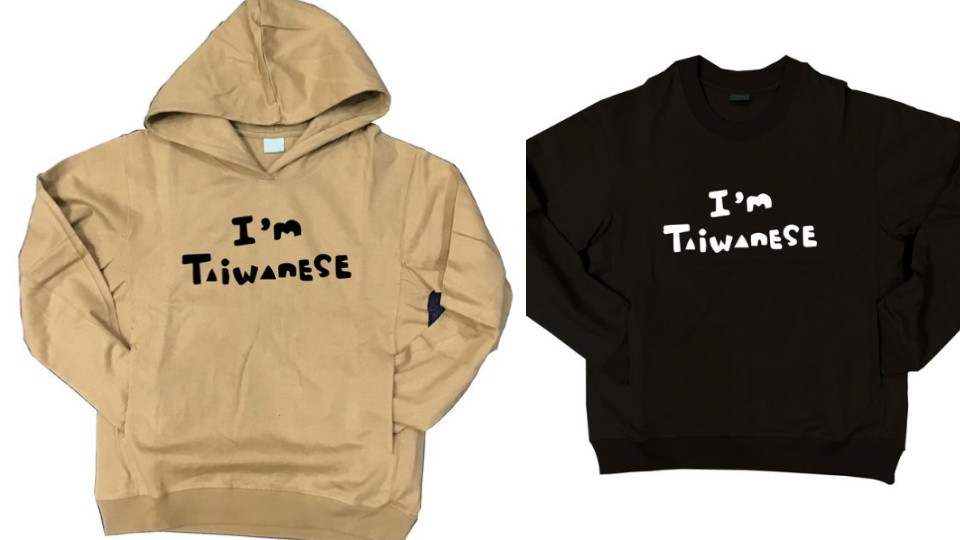 「我是台灣人」系列胸章訂單倍增，超多款式可供選擇，更有各個國家語言款式客製化服務。往右滑看更多胸章樣式。