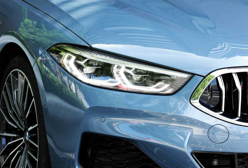 LED頭燈組的造型前衛搶眼，也可選配照明達600公尺的雷射頭燈。（圖／王永泰攝）