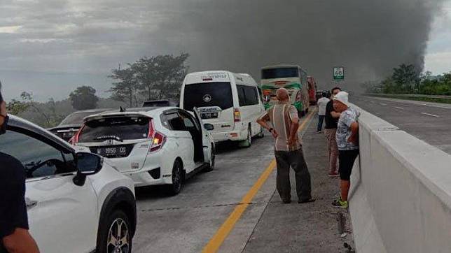 Bus terbakar di tol pandaan